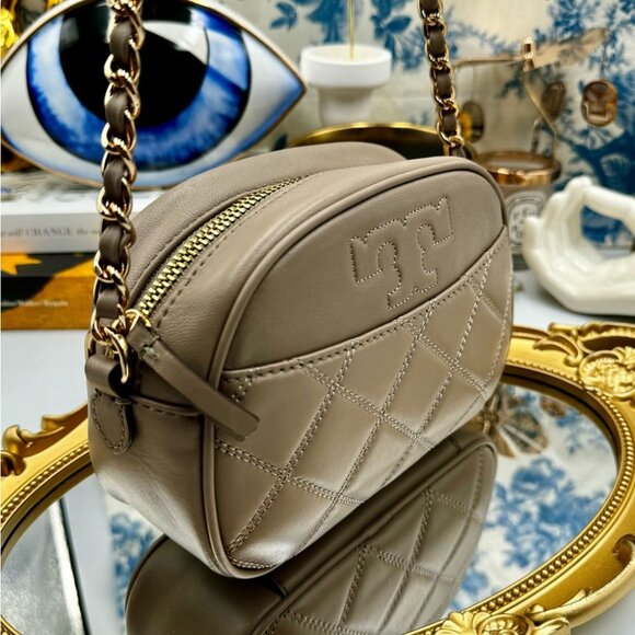 🆕 TORY BURCH 🧿 NWOT Savannah Chain Link Camera Bag, French Gray AUTHENTICATED - Picture 4 of 15